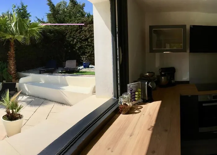 Bed,kitchen&swimming Pool Esterel Bed and breakfast 2*